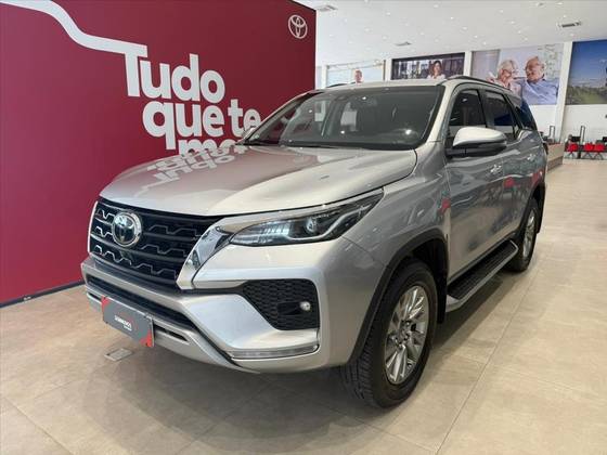 TOYOTA HILUX SW4 2.8 D-4D TURBO DIESEL SRX 7L 4X4 AUTOMÁTICO